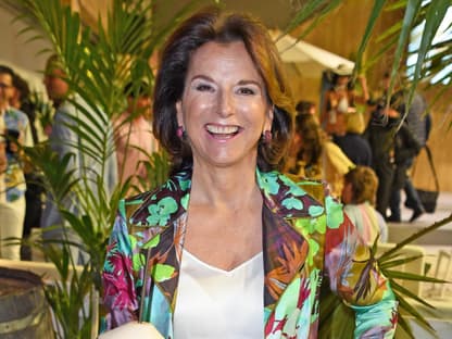 Claudia Obert strahlt