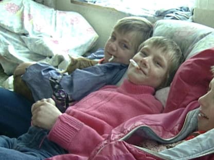 "Familie Ritter": Norman, René und Christopher liegen 1994 auf dem Sofa