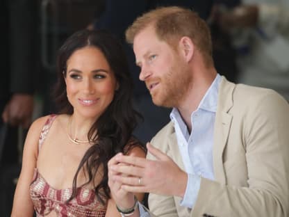 Meghan und Harry tuscheln