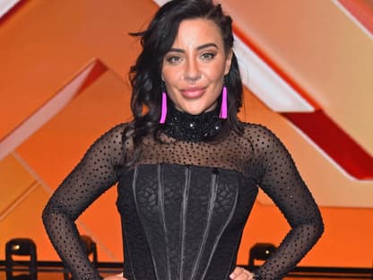 Leyla Lahouar lächelt bei "Let's Dance" angespannt