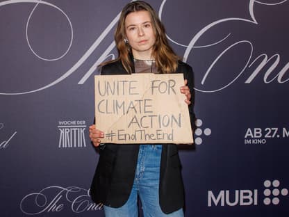 Klimaaktivistin Luisa Neubauer mit Plakat in den Händen