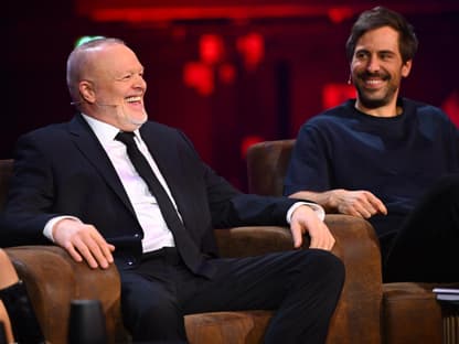 Stefan Raab lacht mit Max Giesinger