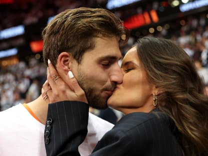 Kevin Trapp und Izabel Goulart küssen sich