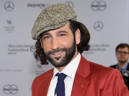 Massimo Sinató mit langen Haaren bei der Fashion Week