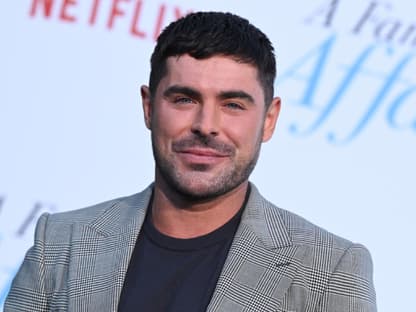 Zac Efron presst seine Lippen aufeinander