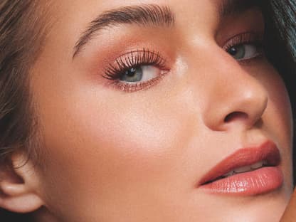 Tubing-Mascara Frau mit langen Wimpern