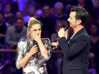 Helene Fischer weint, Florian Silbereisen schaut sie an