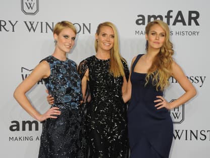 Heidi Klum 2016 mit den GNTM-Finalistinnen Kim Hnizdo und Elena Carrière bei der amfAR-Gala in New York 