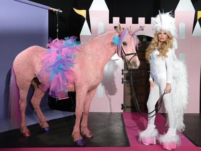 Katie Price im Einhornkostüm mit einem rosa Pferd als Einhorn verkleidet