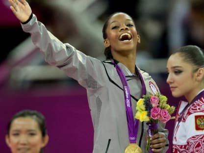 Große Freude bei Gabrielle über olympisches Gold im Einzelmehrkampf und mit der Mannschaft