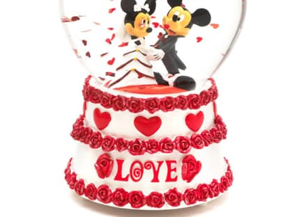 Mit dieser niedlichen Disney-Schneekugel kann der Liebste unser Herz im Nu erobern:´ Micky und Minnie Maus-Hochzeitsschneekugel, ca. 39,95 Euro.´ Mehr unter:´ <a title="http://www.disneystore.de/" href="http://www.disneystore.de/" target="_blank">www.disneystore.de</a>