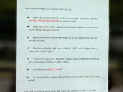 Der Willkommenszettel vor dem GNTM-Toren in Berlin. Dort werden die Mädels noch einmal auf die Mindestgröße von 1,76m hingewiesen. Und auch anderen Verhaltensmaßnahmen werden beschrieben. Na dann - viel Spaß!