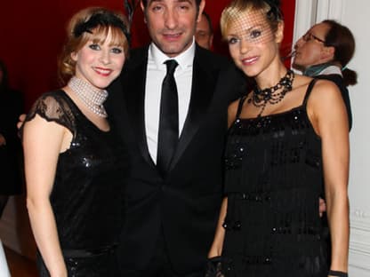 Hahn im Korb: Schauspieler Jean Dujardin mit Nina-Friederike Gnaedig und Jasmin Schwiers