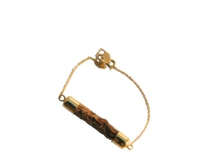 Goldenes Armband mit 
ein´­gearbeitetem Holzdetail von Sabrina Dehoff, ca. 105 Euro