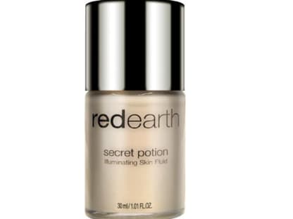 Highlighter: Perlmuttglanz "Secret Potion MS OO1" von Red Earth, ca. 26 Euro