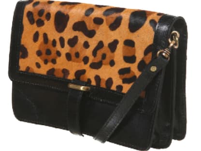 Wer nur einen Akzent setzen will, wählt eine kleine Cross-Body-Bag.  Leo meets Business von Topshop, ca. 70 Euro