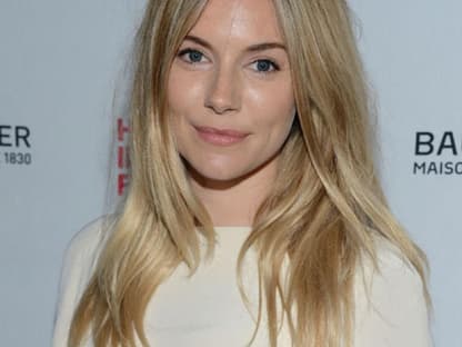 „Während meiner Schwangerschaft habe ich Körper-Öle für mich entdeckt, da ich Schwangerschaftsstreifen vorbeugen wollte. Meine Haut sah definitiv besser aus", schwärmt Neu-Mama Sienna Miller.