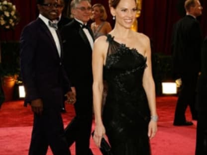 Hilary Swank: Die sexy Tüllrobe ist von Versace, die Clutch-Bag von Salvatore Ferragamo