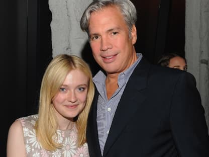 Dakota Fanning mit Marc Jacobs CEO Robert Duffy