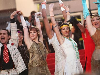 Singing in the rain: Tänzer im 20er-Jahre-Look sorgten bei der Premiere von "Der große Gatsby" für Stimmung