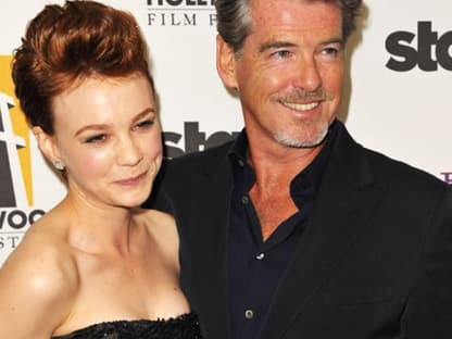 Carey Mulligan gewann einen Hollywood Award als beste Newcomerin. Ex-James Bond-Darsteller Pierce Brosnan durfte ihr den Preis überreichen