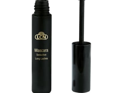 Zum Abschluss tuscht man nur die oberen Wimpern kräftig. So bekommt man einen verführerischen Augenaufschlag. "Seductive Long Lashes Mascara" von LCN, ca. 14 Euro. Kaufen Sie die Mascara hier im <a href="http://shop.ok-magazin.de/lcn-augen-mascara-10-0-ml,smz07l9wf1568dax,i" target="_blank">OK!-Shop</a>