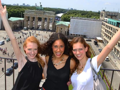 Jey! Maike, Lovelyn und Carolin posieren oberhalb des Brandenburger Tors