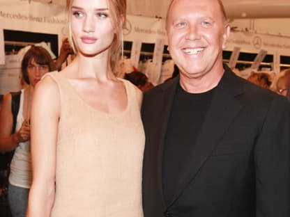 Backstage-Babe: Rosie Huntington-Whiteley mit Michael Kors