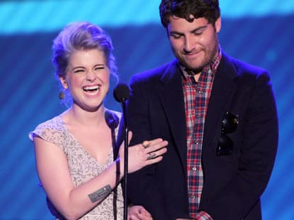 Kelly Osbourne und Adam Pally hatten auf der Bühne sichtlich Spaß