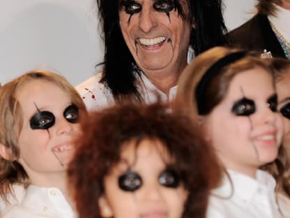 Alice Cooper﻿ posiert stolz mit seinen Mini-Me's