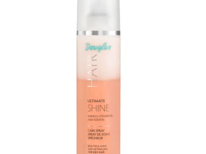 Hier muss geschüttelt und nicht gerührt werden - die 2-Phasen Sofort-Kur ist dann sprühbereit und macht das Haar schön schimmernd. "Ultimate Shine Care Spray" von Douglas Hair, 200ml, ca. 10 Euro, exklusiv bei Douglas