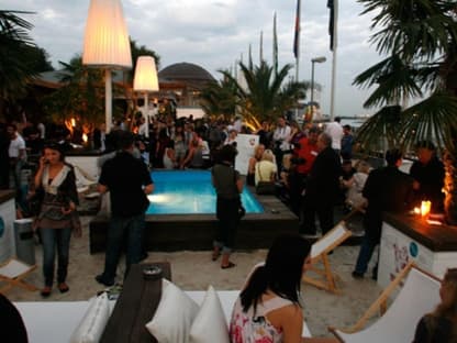 Der "Lago Bay Beach Club"  - hier entspannten sich zum Duftlaunch zahlreiche Journalisten, Promis und Mode- und Beauty-Experten