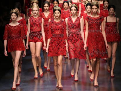 Im Modeolymp: Die Spitze inszeniert von dem italienischen Designerduo Dolce & Gabbana bei den Haute Couture Showen in Paris ist meisterhaft. Filigrane Details und feminine Looks inspirieren uns jetzt, die letzten Sonnestrahlen zu nutzen, um zarte Spitzentops und Kleider zu tragen. Fashion Extra: Blazer mit dem edlen Stoff sind auch für die Herbssaison geeignet!