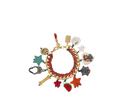 Unser Trend der Woche ist dieses Mal äußerst anhänglich. Die Rede ist von Charms-Armbändern und Ketten, die mit ihren bunten Farben einfach gute Laune verbreiten. So können wir den Sommer am Handgelenk tragen. Wir haben unsere Favoriten für Euch zusammengestellt. Hier zum Beispiel das super bunte Armband von Venessa Arizaga, über theoutnet.com, ca. 90 Euro