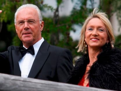 Franz Beckenbauer und Ehefrau Heidi verlassen die Bergkapelle Regina Pacis