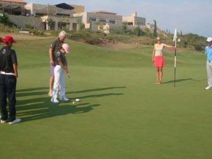 Bettina und Stefan zusammen beim Golfen