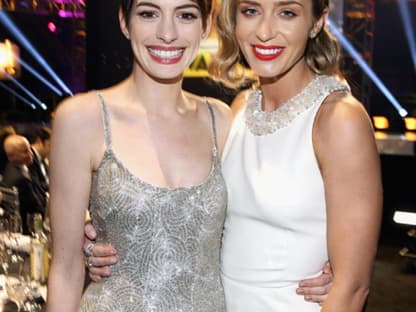 Anne Hathaway posiert mit Emily Blunt