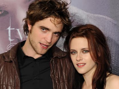 Sie sind nicht nur Hollywoods aufstrebende Superstars - sondern auch Hollywoods beliebtestes Traumpaar: Robert Pattinson und Kristen Stewart. Hoffentlich gehts 2012 genauso erfolgreich weiter - beruflich und privat!