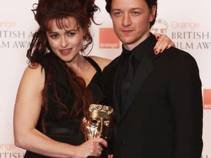 Helena Bonham Carter ("beste Nebendarstellerin" in "The King's Speech") posiert mit Schauspielkollegen James McAvoy