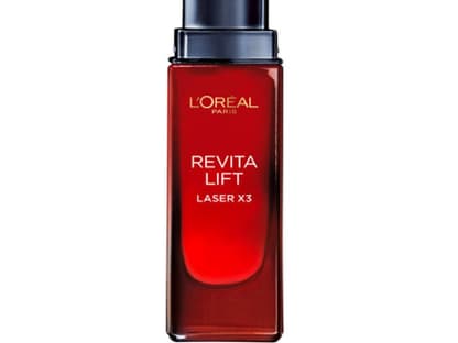 Dieses Serum macht nicht nur namentlich Laser-Behandlungen Konkurrenz, es glättet nachweislich die Hautoberfläche, mildert Fältchen und stärkt die Haut. "Revitalift" von L'Oréal Paris, 30 ml, ca. 20 Euro, erhältlich auch im OK!-Shop