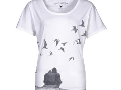 Möwen, Meer und ein verliebtes Pärchen - mehr fotorealistische Romantik geht nicht! T-Shirt von Misericordia über zalando.de, ca. 55 Euro