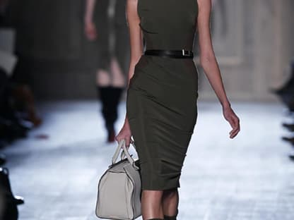 Auf dem Runway bei Designerin Victoria Beckham sah man streng dreinblickende Models in hautengen Uniform-Kleidern. Sehr sexy!