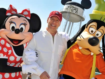 Bruce Willis mit Minnie Mouse und Goofy