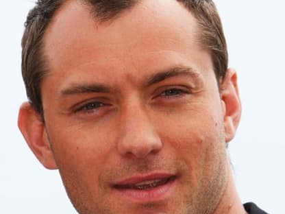 Jude Law war mit Schauspielerin Sadie Frost von 1997 bis 2003 verheiratet und hat 3 gemeinsame Kinder mit ihr. Auch mit Sienna Miller war er liiert. Aktuell ist der Brite aber Single