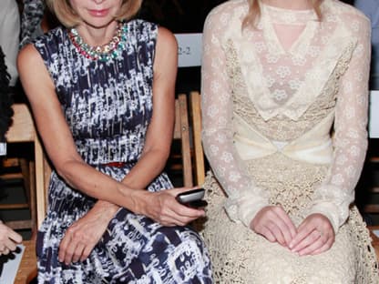 Wer sitzt denn da neben Anna Wintour? Es ist der Country-Star Taylor Swift