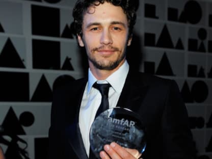 "Guck mal, was ich hier habe!" Stolz posiert James Franco seinen Award