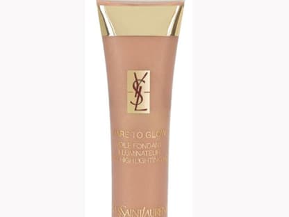 Frisch aussehen und gleichzeitig strahlen durch den Highlighter "Dare to glow No. 1 Tempting Gold" von Yves Saint Laurent, ca. 23 Euro