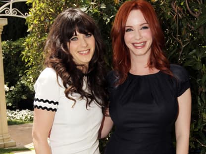 Christina Hendricks mit Kollegin und Sängerin Zooey Deschanel