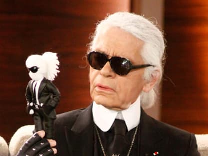 Und auch er absolvierte einen seiner seltenen Auftritte im Fernsehen: Zu Ehren von Thomas Gottschalk setzte sich Karl Lagerfeld zu ihm auf die Couch (mit seinem Mini-Me)