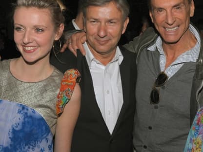 Modedesigner Wolfgang Joop, Berlins Regierender Bürgermeister Klaus Wowereit und Joops Begleiterin Model Natascha am Freitag bei der Mercedes-Benz Fashion Week in der Zionskirche in Berlin nach der Show des Modelabels "Michalsky" 